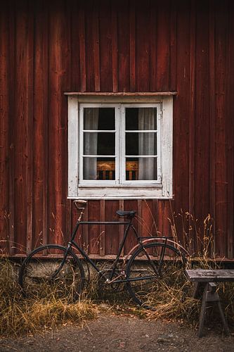 Skandinavische Szene mit Fenster und Fahrrad