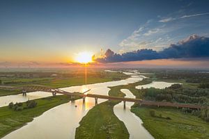 Flusslandschaft der IJssel bei Sonnenuntergang von oben gesehen