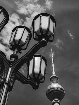 De Fernsehturm en Berlijner straatverlichting van Martijn Wit