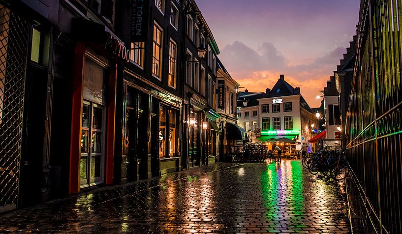 Regenachtige avond in de Torenstraat te Breda van Floris Oosterveld