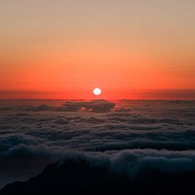 Zonsopkomst boven de wolken op Madeira van Visuals by Justin