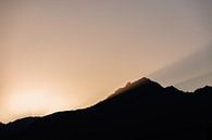 Bergtop silhouet in warm tegenlicht (avondzon) van Hidde Hageman thumbnail