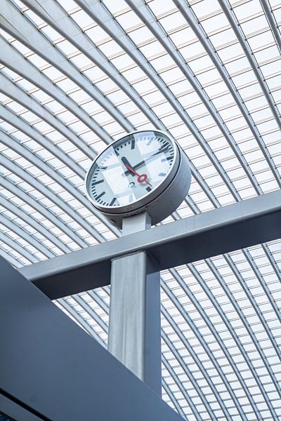 Détail d'une horloge de gare analogique | photographie d'architecture par Daan Duvillier | Dsquared Photography