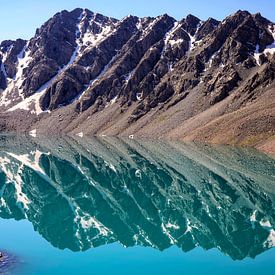 Ala-Kul meer in Tien Shan-gebergte, Kirgizië van Laimute Kuriene