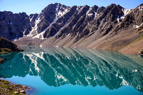 Ala-Kul meer in Tien Shan-gebergte, Kirgizië