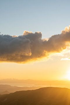 Gouden Uitzicht - Zonsondergang over Heuvels van Femke Ketelaar