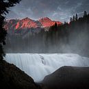 Red mountains Wapta falls van Leon Brouwer thumbnail