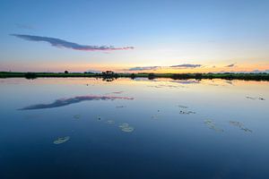 Zonsondergang in de zomer in een landelijk landschap met water  van Sjoerd van der Wal Fotografie