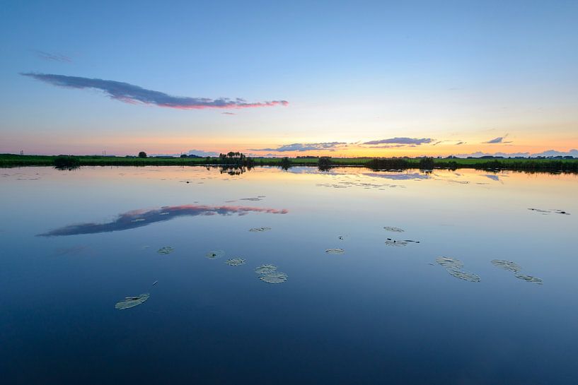 Zonsondergang in de zomer in een landelijk landschap met water  van Sjoerd van der Wal Fotografie