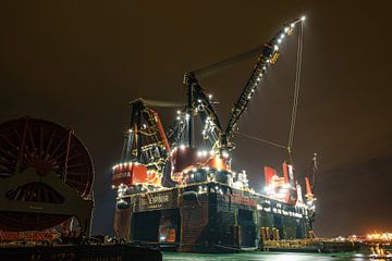 De Sleipnir is het grootste kraanschip ter wereld. van Jaap van den Berg