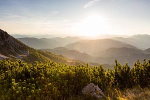 Sonnenuntergang über Dutzenden von Berggipfeln von Coen Weesjes