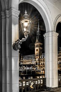 Blick durch die Alsterarkaden auf das Rathaus
