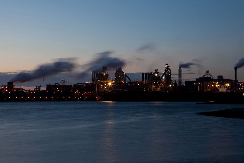 Tatasteel (Corus hoogovens) IJmuiden bij avond van Arjan Groot