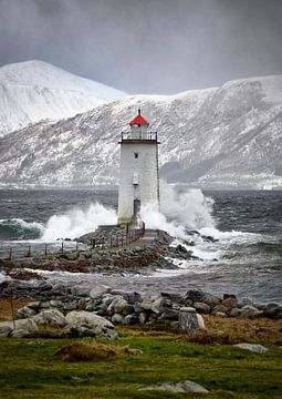 Leuchtturm bei Sturm auf Godøy, Sunnmøre, Møre og Romsdal, Norwegen von qtx