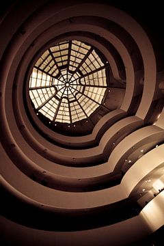 Looking up in the Guggenheim von Maarten De Wispelaere