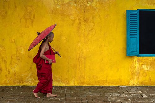 Een jonge monnik loopt voorbij