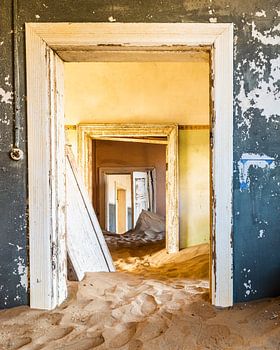 Offene Türen in einem verlassenen Haus in der Wüste