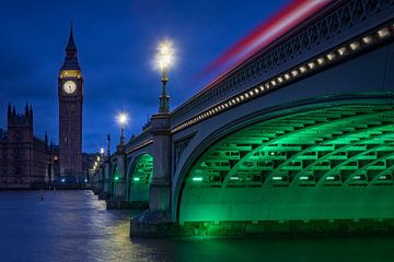 Westminsterbrug en de Big Ben langs de Thames in Londen bij avondlicht