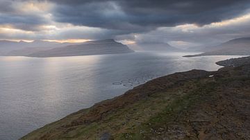 Dunkle Wolken über den Färöer Inseln