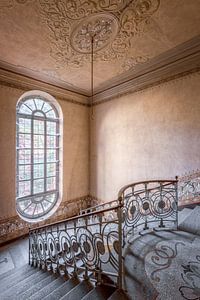 magnifique montée d'escalier en Italie sur Gentleman of Decay