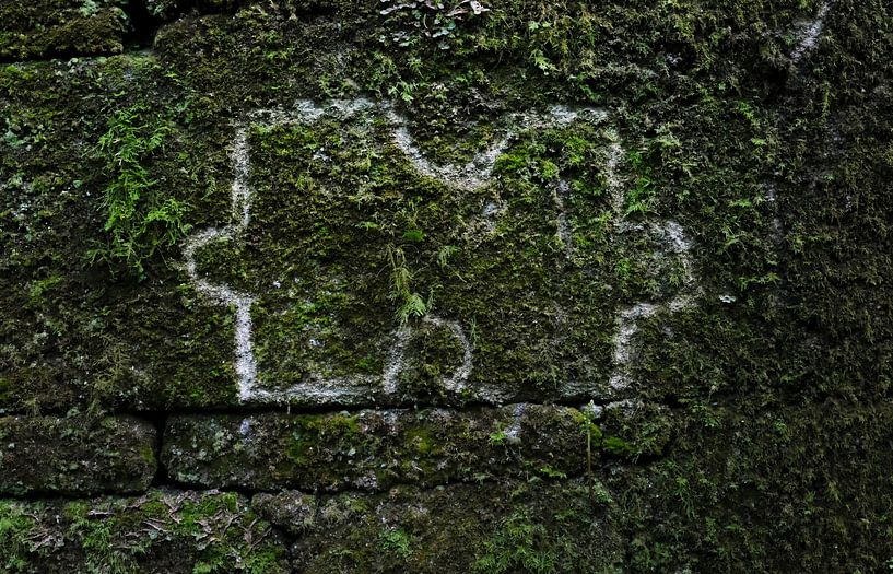 Ein mit Kreide auf eine Wand gemaltes Puzzleteil von Lensw0rld