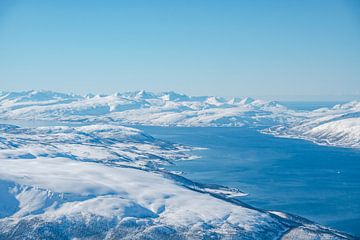 Winterlandschap met fjorden boven Tromso Noorwegen