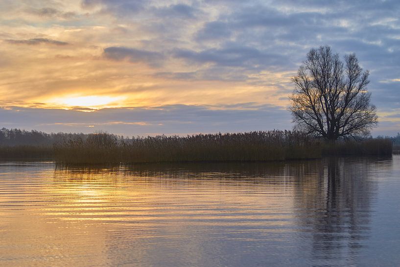 zonsopkomst op water van Ferry Kalthof