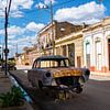 Kapotte klassieke auto in Cienfuegos van Urlaubswelt