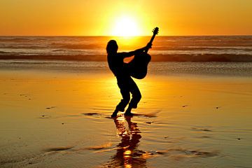 Gitaarspeler op het strand bij zonsondergang van Eye on You