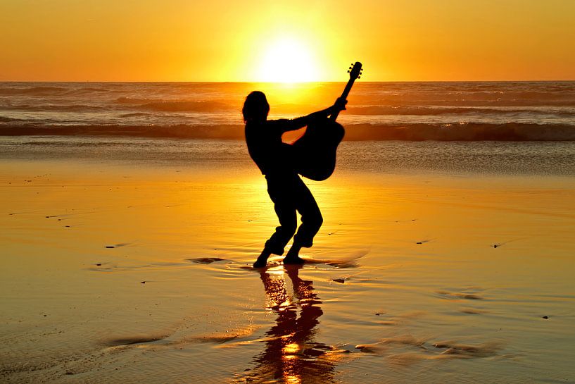 Guitariste sur la plage au coucher du soleil par Eye on You
