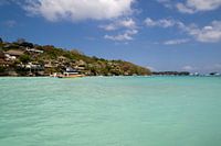 Aquamarijn blauwe zee in Lembongan, Indonesie