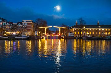 Amsterdam verlichte bruggen aan de Amstel in de winter