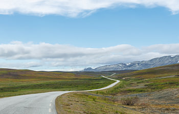 Une route panoramique déserte à travers les grands espaces norvégiens