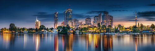 Wenen met uitzicht op Donaucity in de avond.