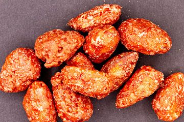 Glasierte karamellisierte Mandeln mit Zuckermantel als Snack von de-nue-pic