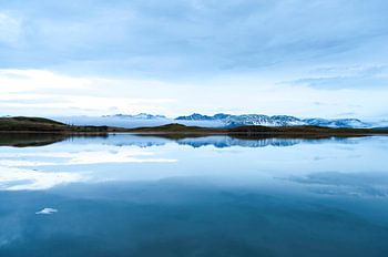Island, Spiegelung des Morgennebels auf schneebedeckten Bergen