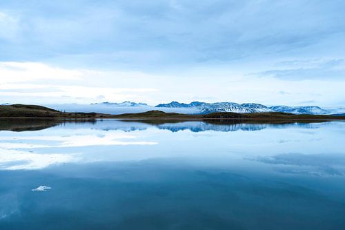 Islande, reflet de la brume matinale sur les montagnes enneigées