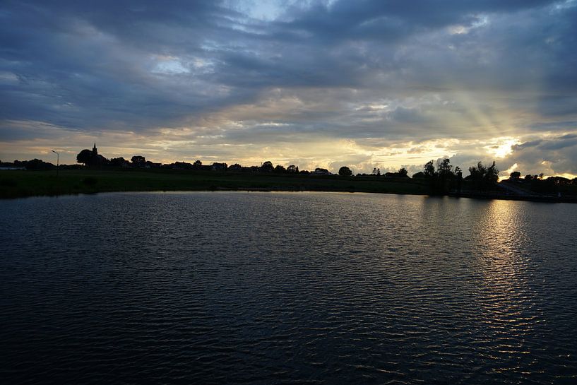 Haaften zonsondergang bij de haven van Piet van Rijswijk