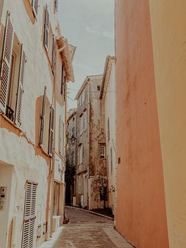 Exploring the Lovely Streets of St. Tropez | Travel Photography Art Print in the City of Saint Tropez | Cote d’Azur, South of France van ByMinouque