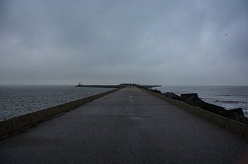 The Noordpier at Wijk aan Zee endless. by Zaankanteropavontuur