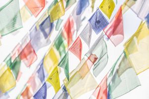 Drapeaux de prière flottants au Népal.
