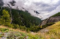 Groene Oostenrijkse bergen in de wolken van Dafne Vos thumbnail