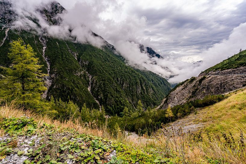 Groene Oostenrijkse bergen in de wolken van Dafne Vos