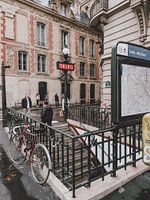 Les célèbres marches du métro à Paris.