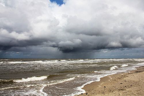 Strand, branding met een regenbui