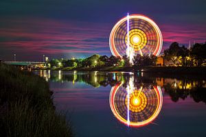 Riesenrad bei Nacht in bewegung
