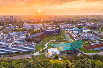 Zonsondergang boven Zernike Campus van Droninger