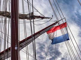 Le drapeau néerlandais dans le mât du voilier sur Luc V. de Zeeuw