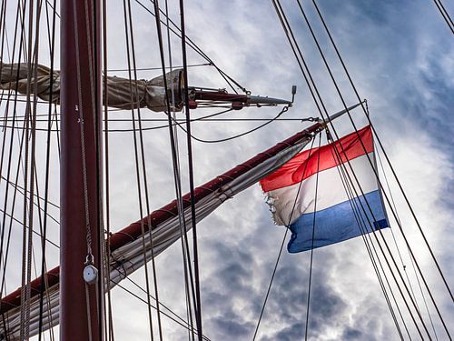 De Nederlandse vlag in de mast van een zeilschip