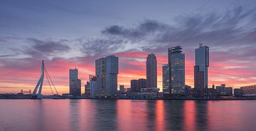 Roze zonsopgang boven de Kop van Zuid in Rotterdam van Henno Drop